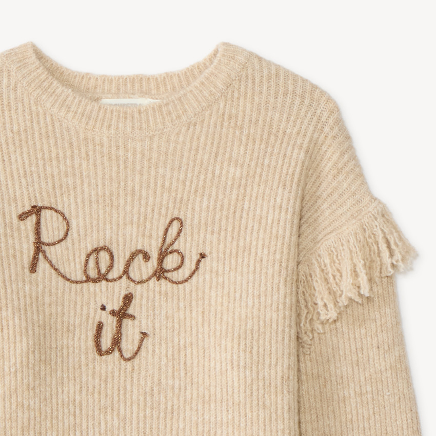 Jersey de chica con flecos y letras en cordón. 