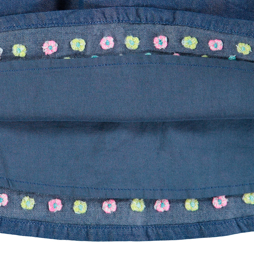 Vestido de manga corta de cambray con dibujos bordados 