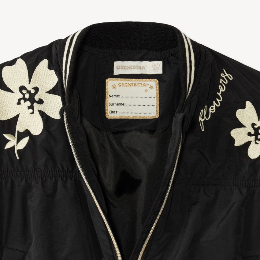 Chaqueta de niña de popelina bordada con flores. 