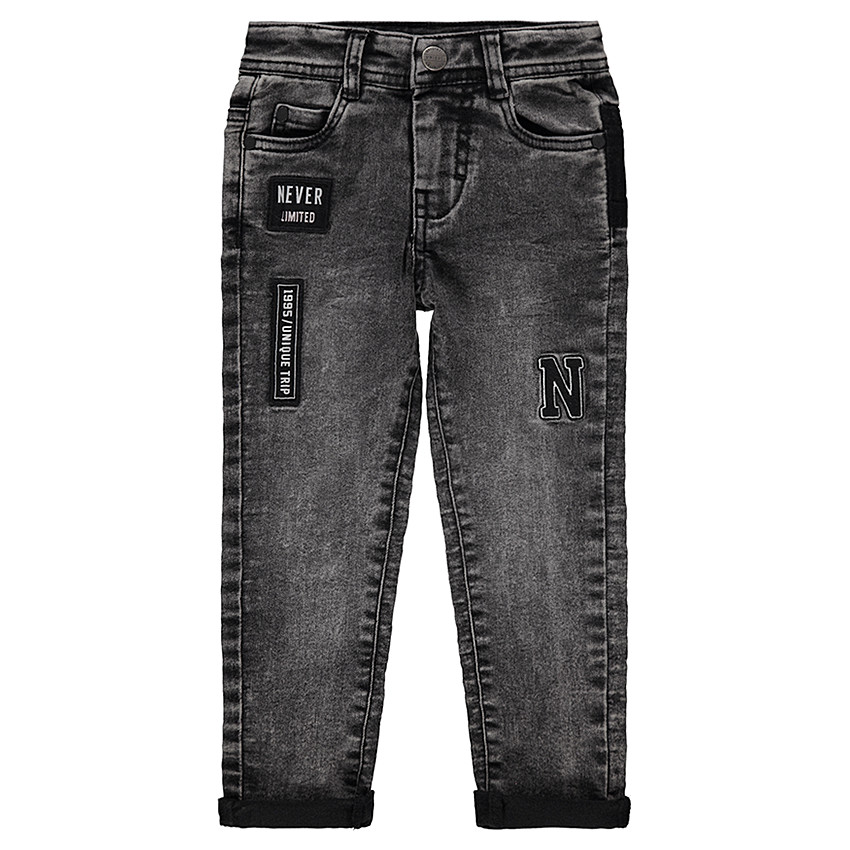 Vaqueros con efecto nieve con parches cosidos  