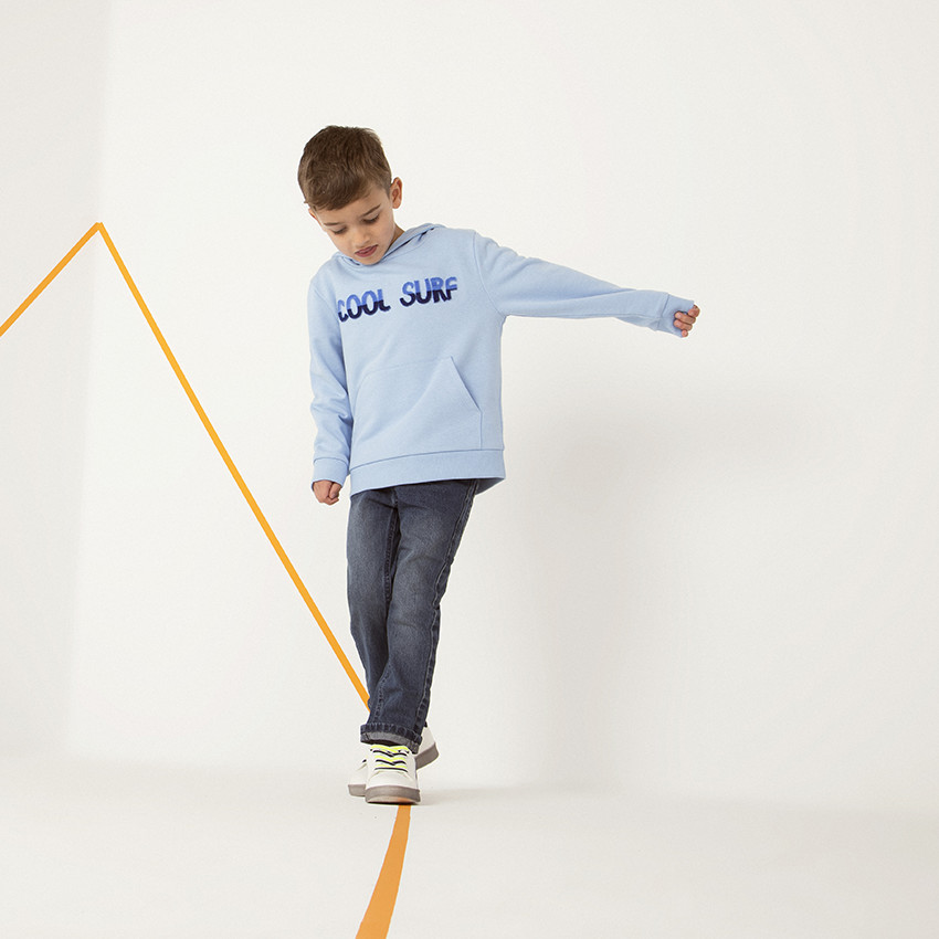 Jeans efecto desgastado y arrugado corte recto niño. 