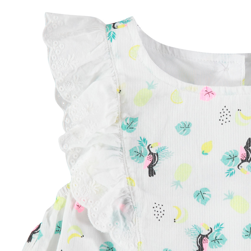 Top mangas cortas con bordado ingles y toucans estampados 