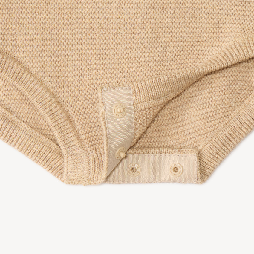Conjunto de mono con cuello de bebé para niña. 