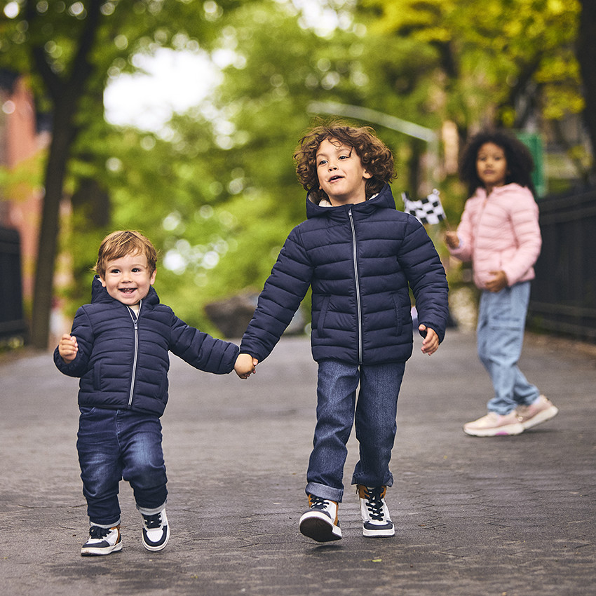 Chaqueta ligera acolchada con capucha para niño 