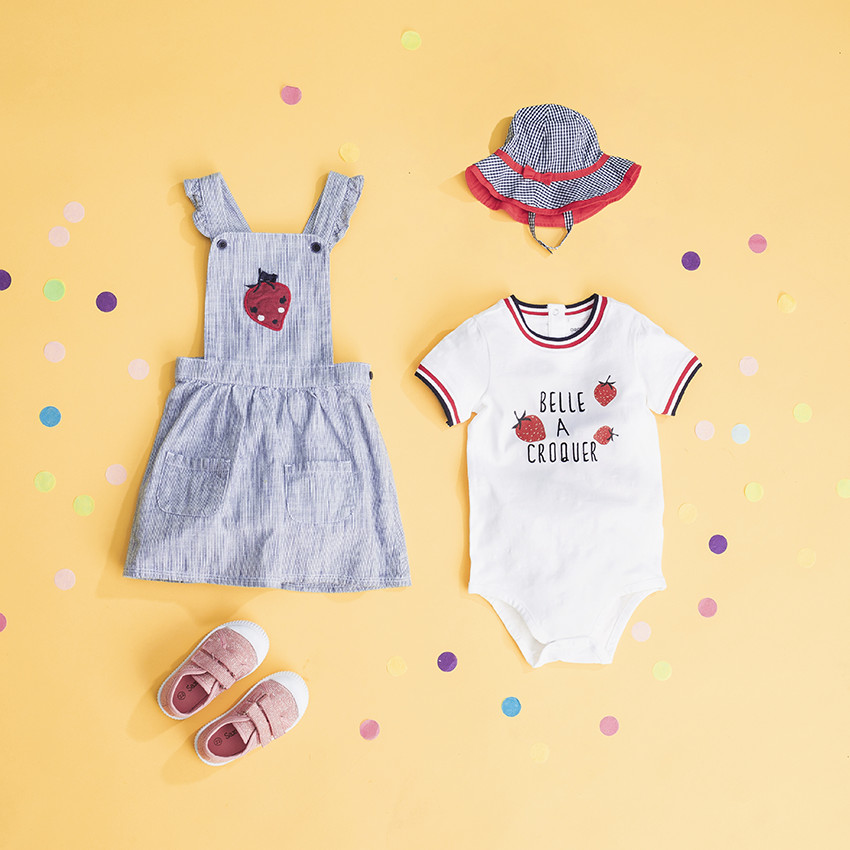 Vestido tipo peto con rayas finas y fresa bordada 