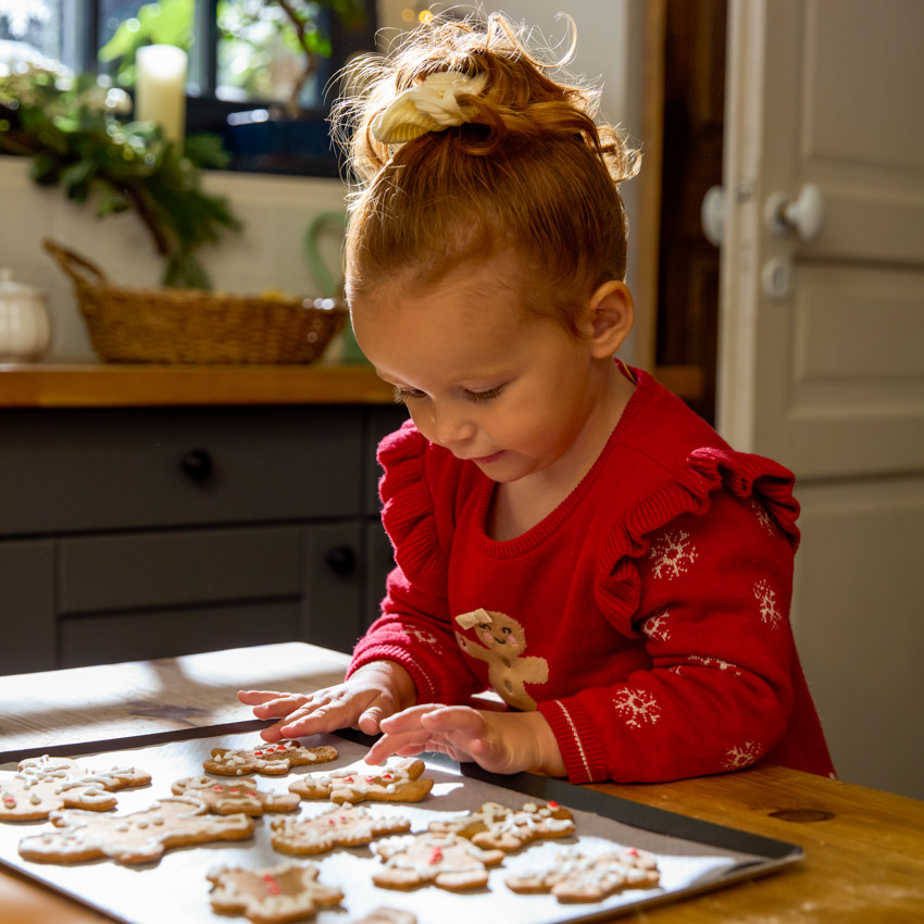 Vestido de punto jacquard con motivos navideños para niña bebé. 