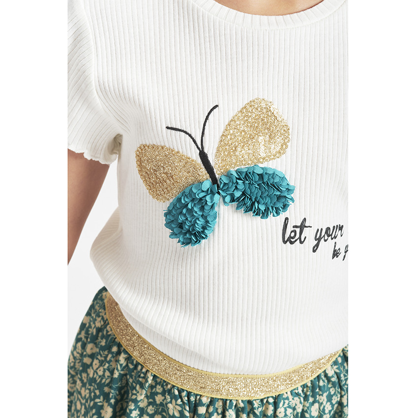 Camiseta de manga corta en algodón efecto acacanalado con print de mariposa y detalles en relive para niña 