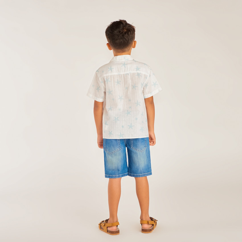 Camisa de manga corta con cuello cubano y estampado de estrellas de mar para niño. 