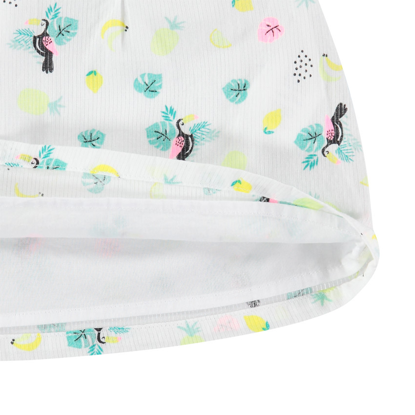 Top mangas cortas con bordado ingles y toucans estampados 