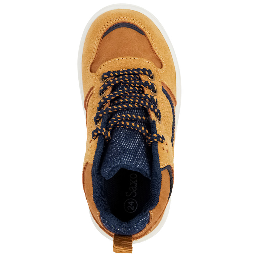 Zapatillas bajas con cordones y detalles para niño 