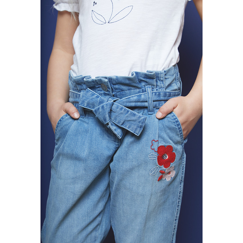 Jeans tiro alto flores bordadas Jeans tiro alto flores bordadas