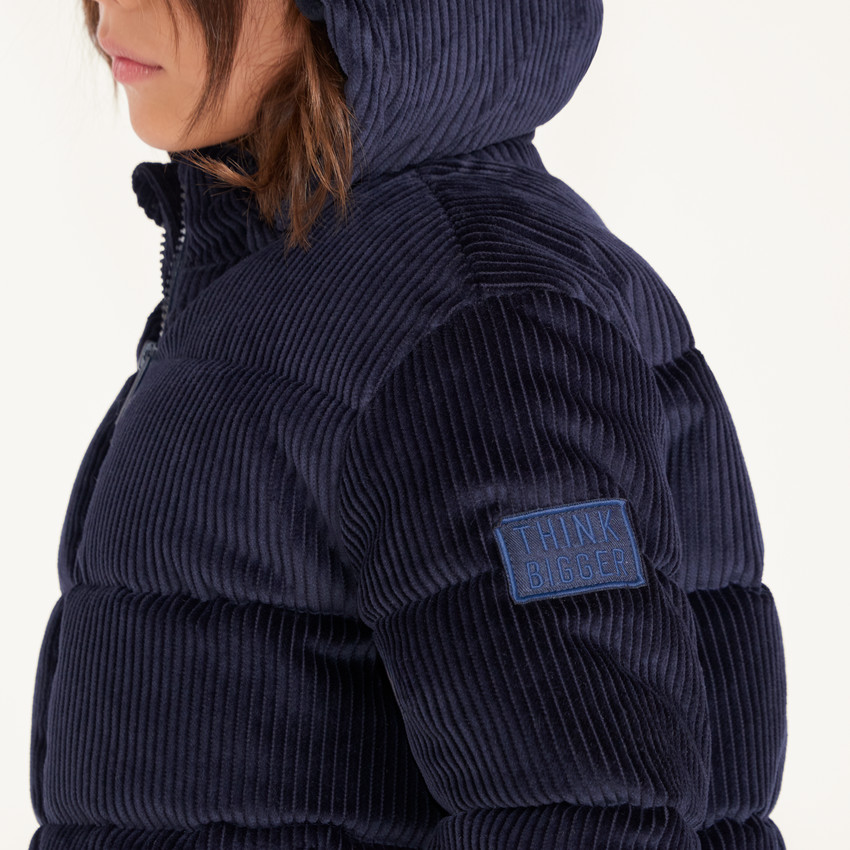 Parka con capucha para niño de gran frío con tejido de canalé. 