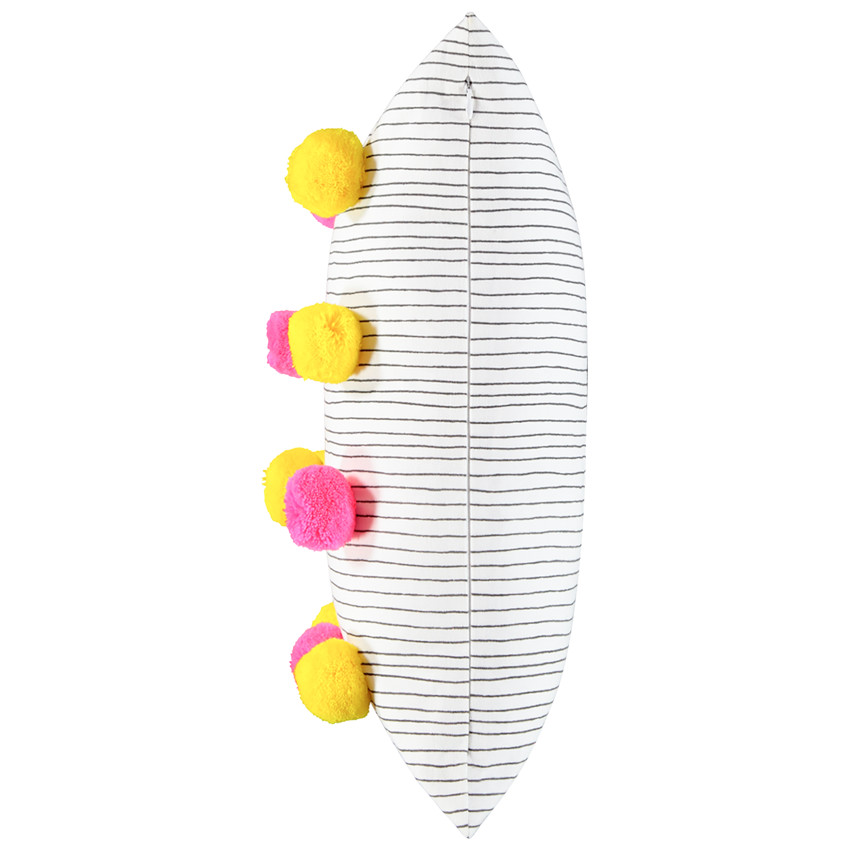 Cojín decorativo con pompones de colores flúor 