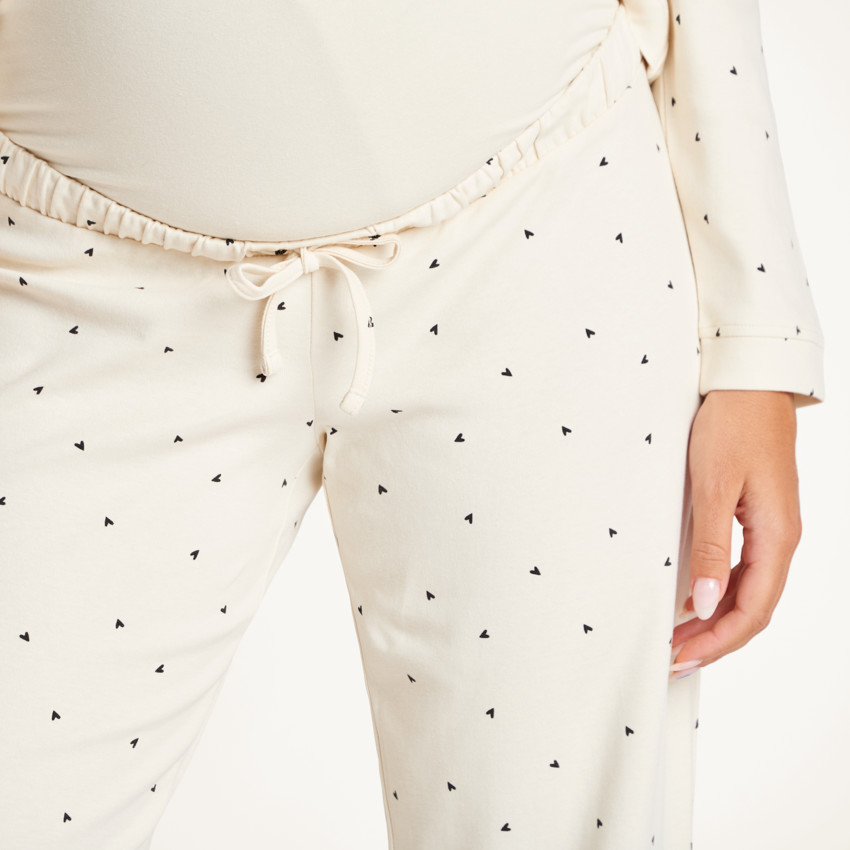 Conjunto de pijama de embarazo y lactancia con corazones 