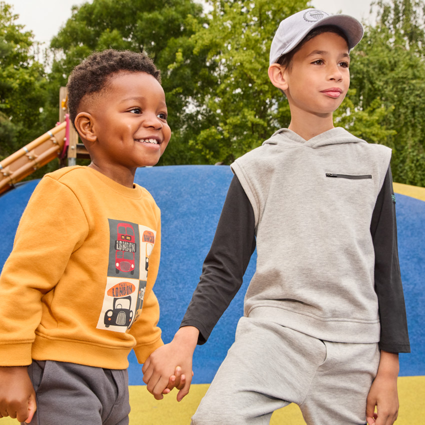 Gorra gris con estampado de baloncesto para niño 