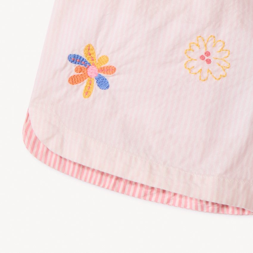 Short de seersucker a rayas con bordado para niña 