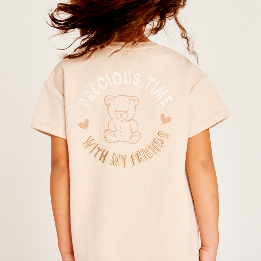 Vestido de manga corta con efecto arrugado y bordado para niña. 