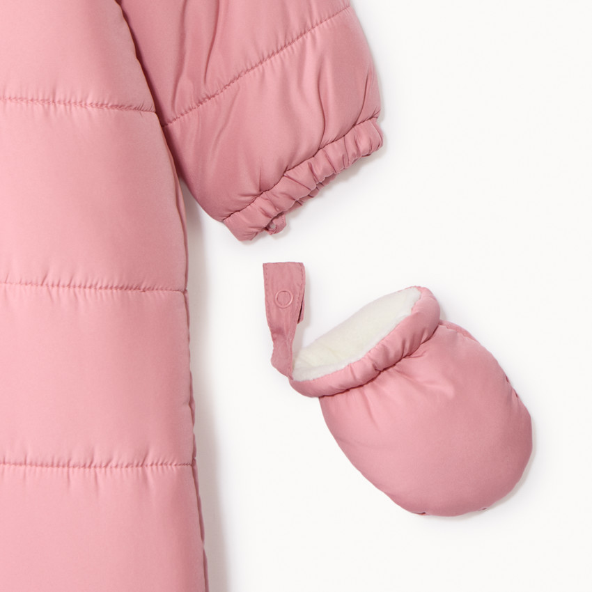 Combi-pilote matelassée pour bébé fille avec finitions différentes selon l'âge 