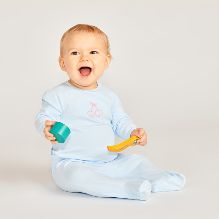 Pijama de jersey con bordado para niña. 