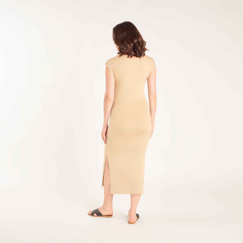 Robe longue à manches courtes pour femme enceinte. 