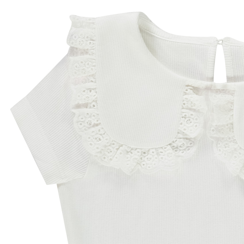 Camiseta de manga corta de punto de canalé con cuello babero bordado para niña 
