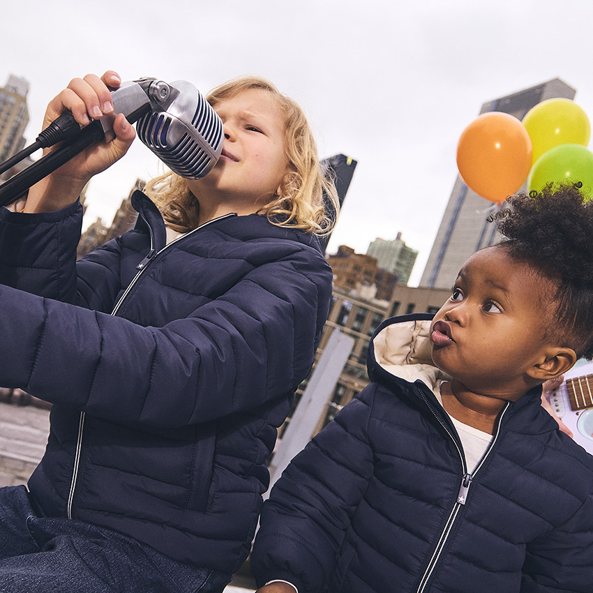 Chaqueta ligera acolchada con capucha para niño 