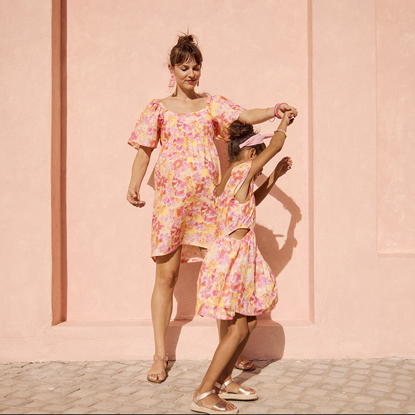 Vestido de manga corta en seersucker estampado floral para niña 