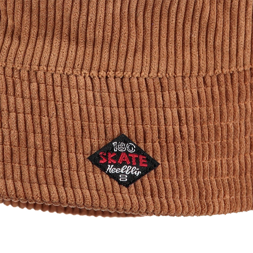 Bob de pana marrón con etiqueta cosida 