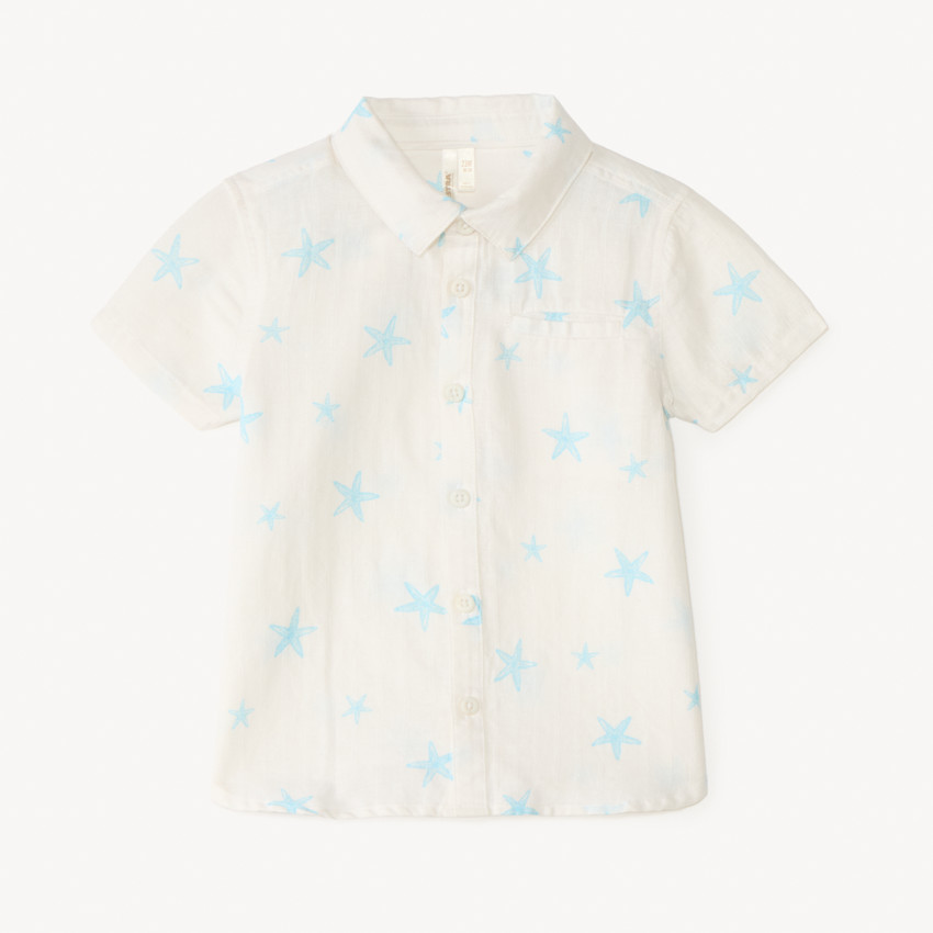Camisa de manga corta con estampado de estrellas de mar para niño. 