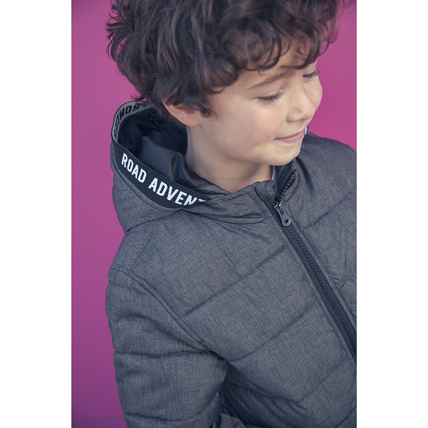 Plumífero acolchado jaspeado con forro micropolar para niño. 