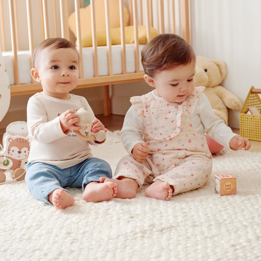 Conjunto de 2 piezas con overol estampado para niña. 