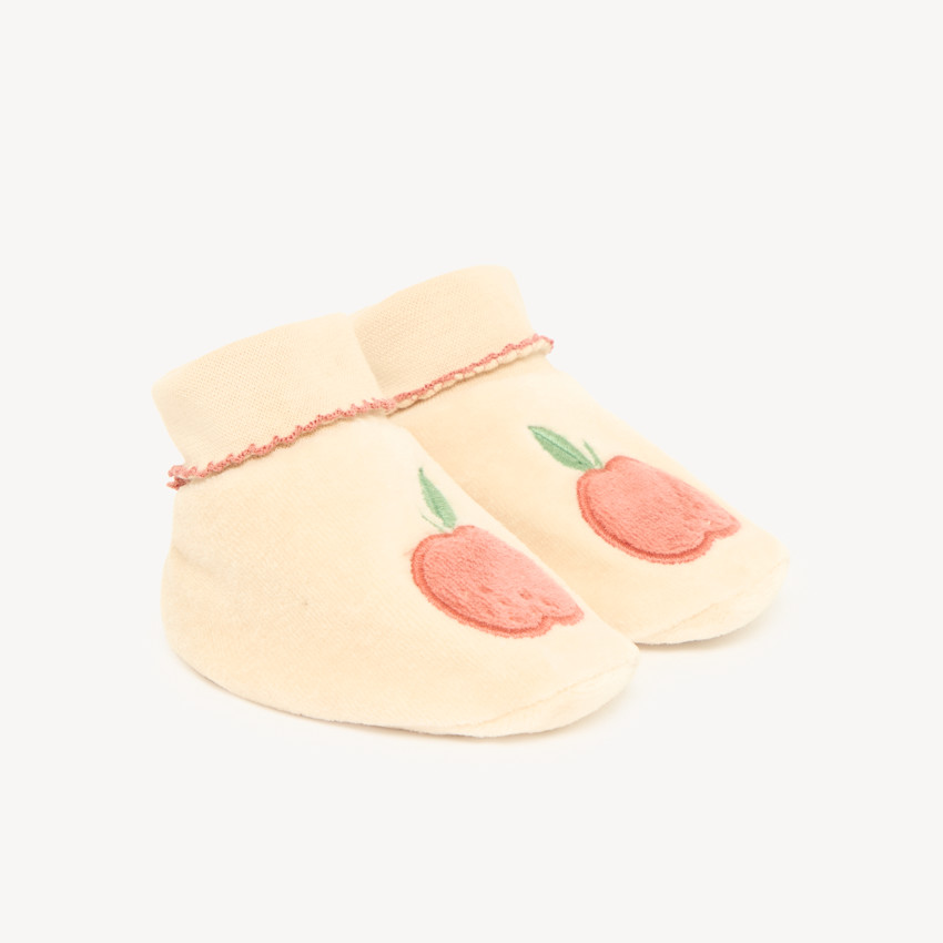 Zapatitos de nacimiento de felpa con diseño de manzana 