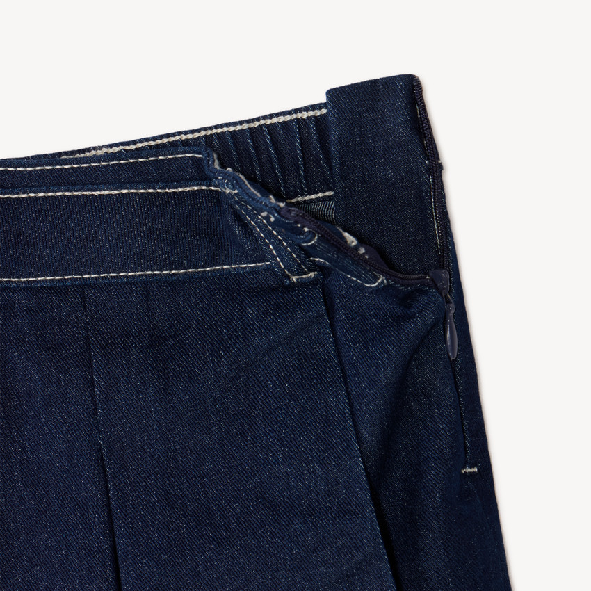 Falda corta plisada de denim para niña con hebilla en forma de corazón con strass. 