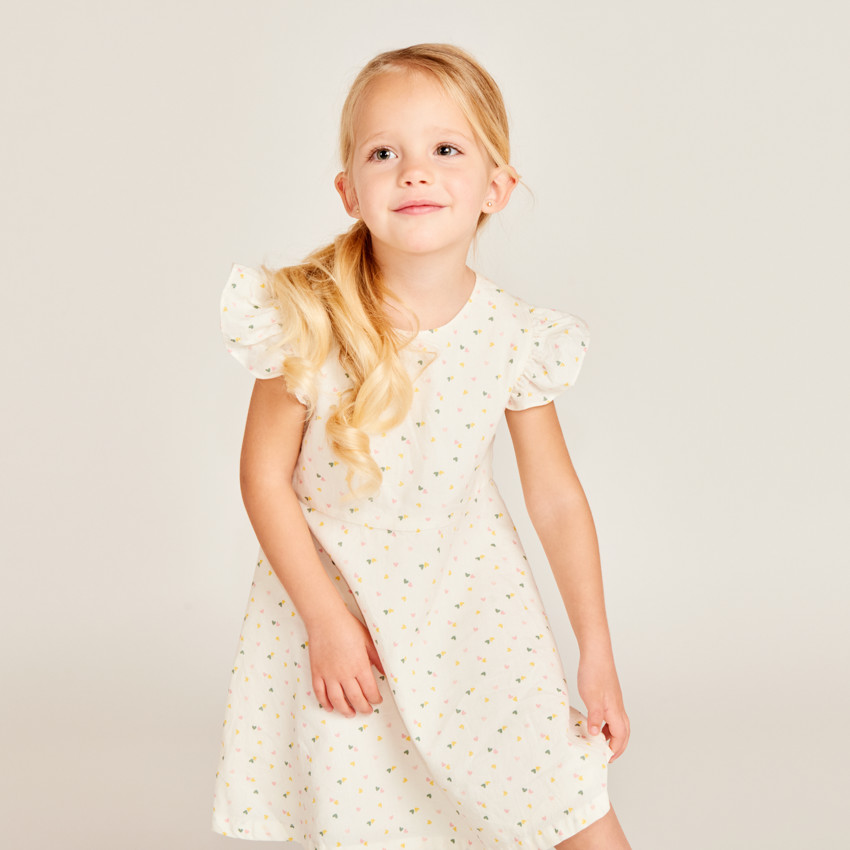 Ropa de niña bebé con mangas cortas y espalda con corte en forma de corazón. 