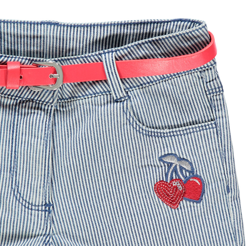 Short en jean à fines rayures et cerises en sequins 