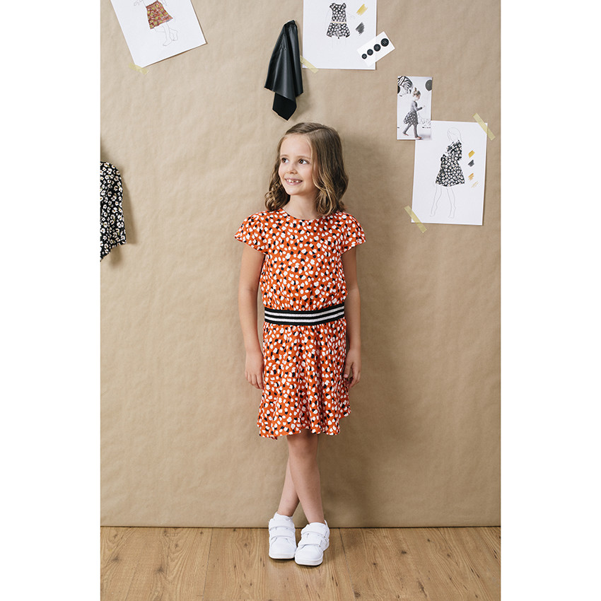 Vestido manga corta con estampados gráficos y cintura elástica  