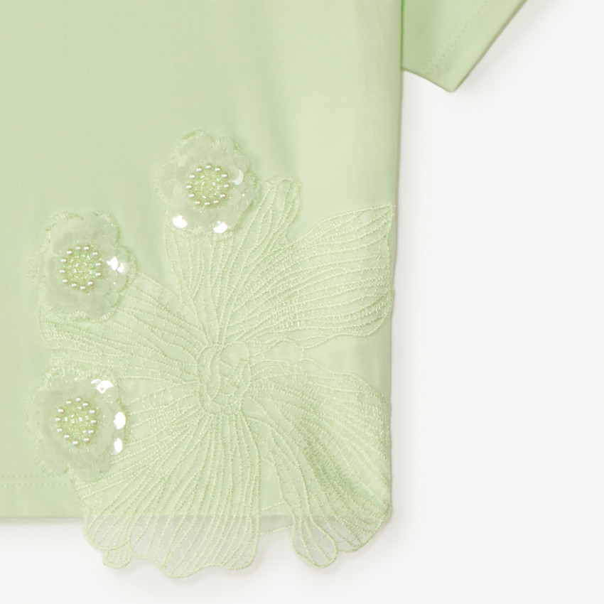 Camiseta de manga corta con grandes flores de lentejuelas para niña. 