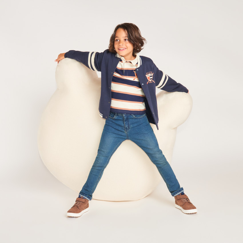 Chaqueta teddy para niño de mezclilla y felpa. 