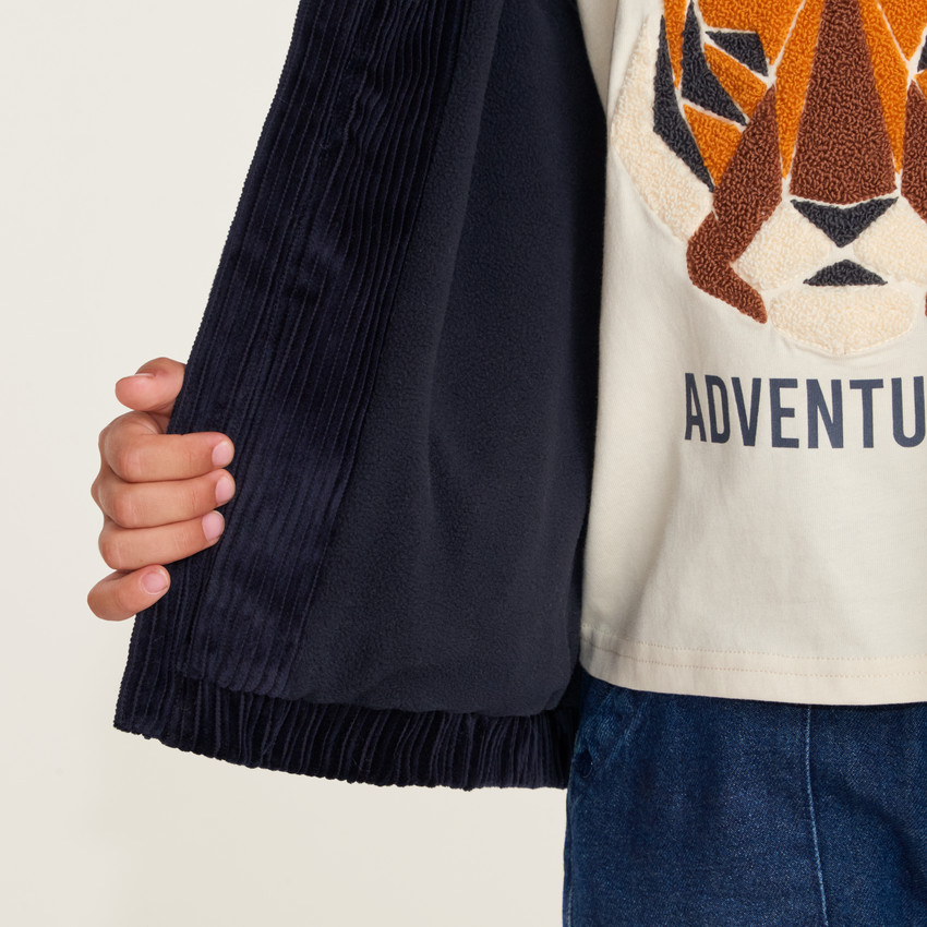 Parka con capucha para niño de gran frío con tejido de canalé. 