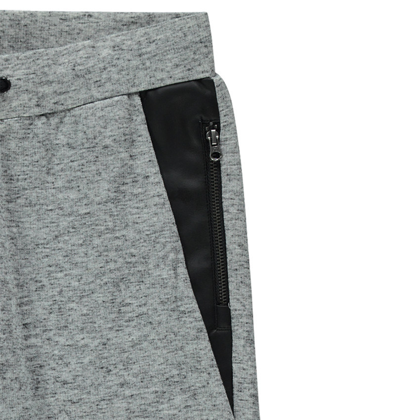 Pantalón corte loose-fit de felpa y de aspecto cuero 