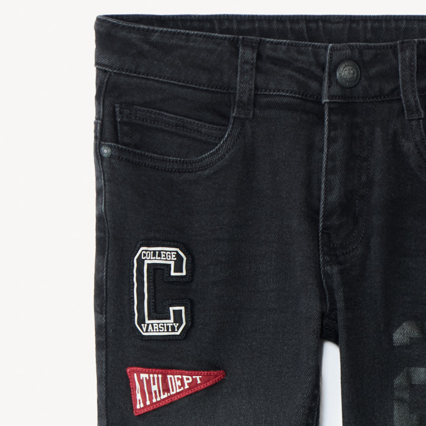 Vaqueros de denim forrados con etiqueta decorativa para niño 