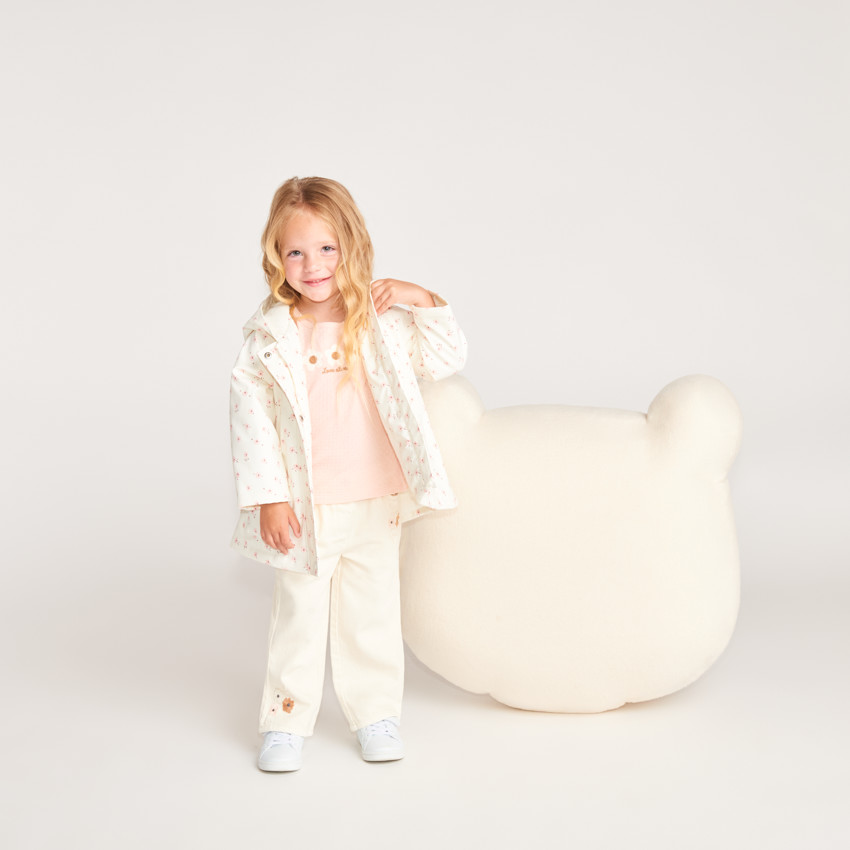 Parka de goma con capucha y estampado de flores para niña. 