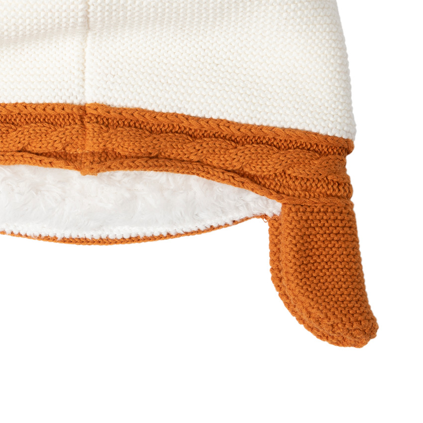 Gorro de punto forro de sherpa y detalles bordados 