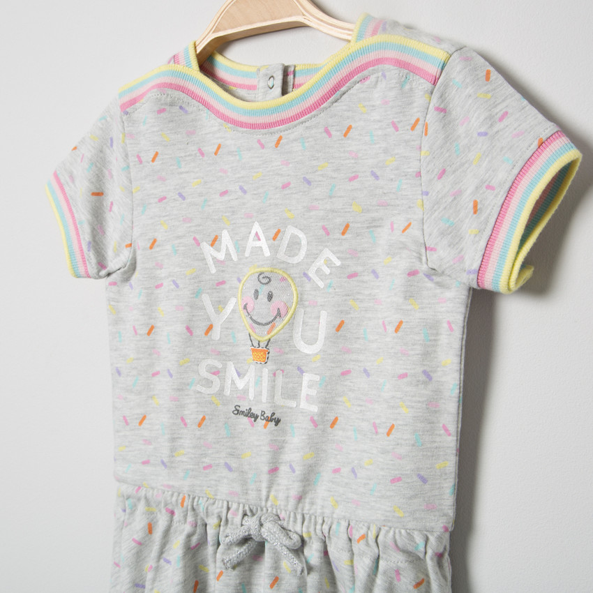 Vestido de manga corta de punto con estampado all over y Smiley bordado 
