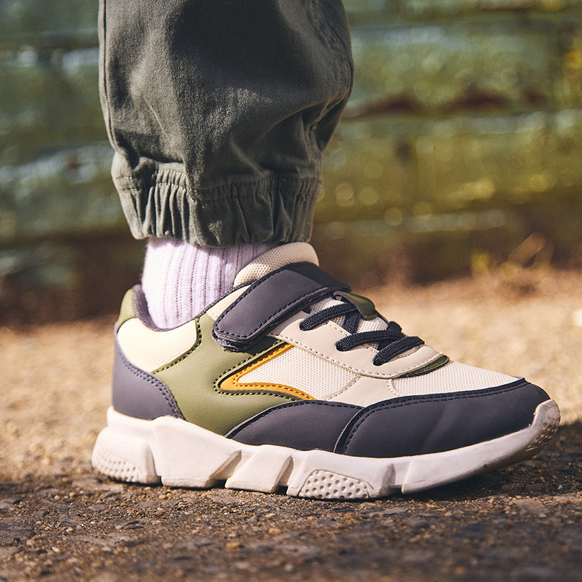 Zapatillas deportivas bajas con detalles de colores para niño 