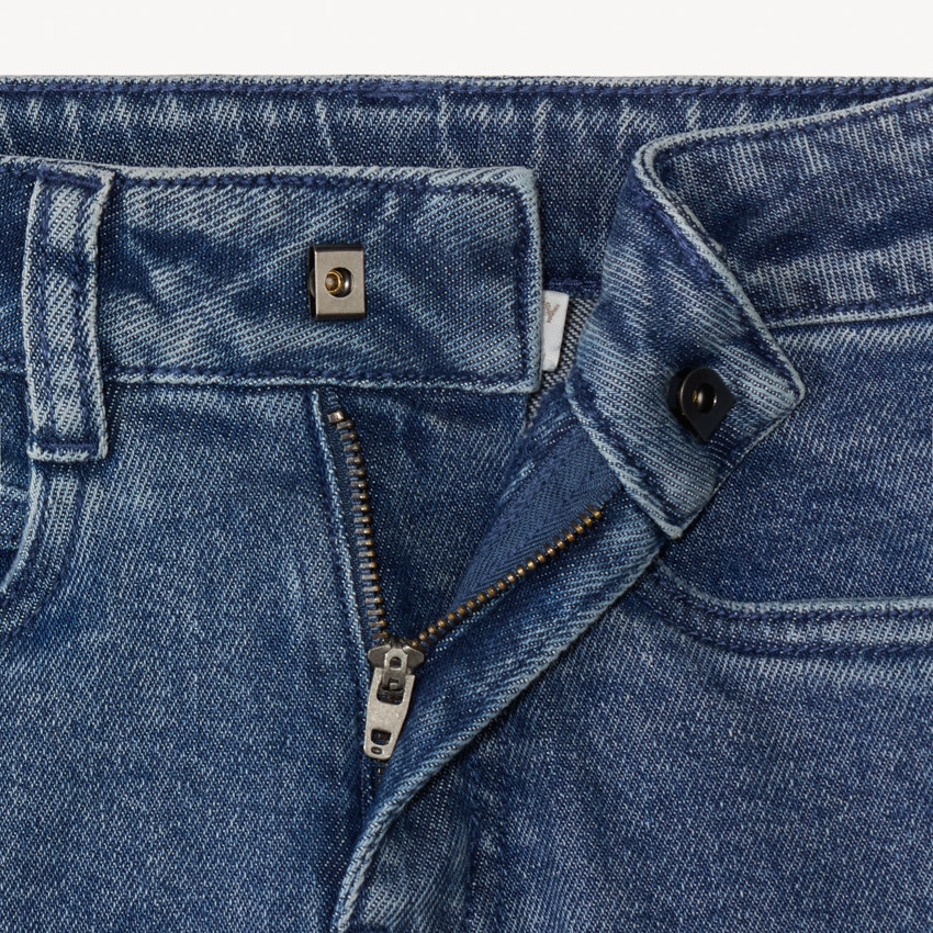 Jean recto con motivo en relieve para niño 