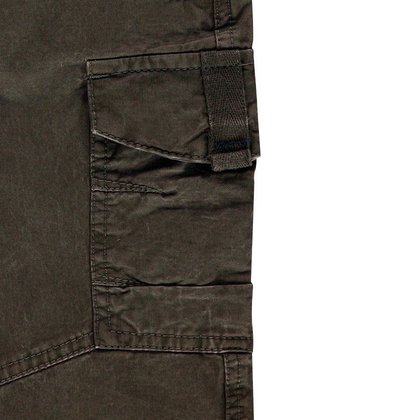 Pantalón de sarga caqui teñido con bolsillos 