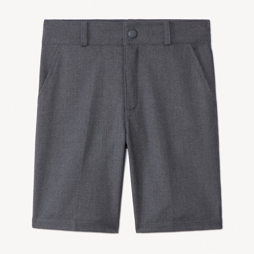 Bermuda corto de tela gris liso estilo uniforme para niño 