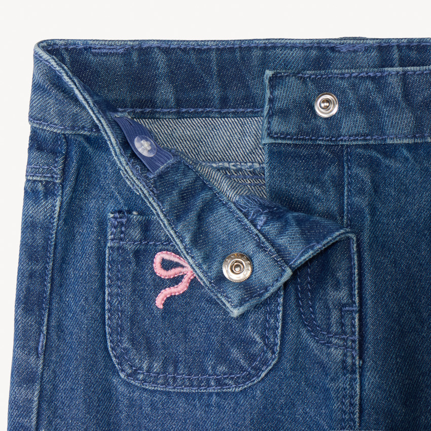 Pantalón vaquero ancho liso para niña. 