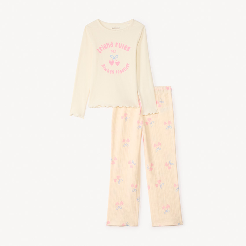 Conjunto de pijama largo de canalé con motivos de cerezas y corazones para niña 